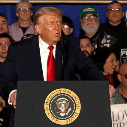 Trump busca tranquilizar americanos sobre a saúde da economia dos EUA