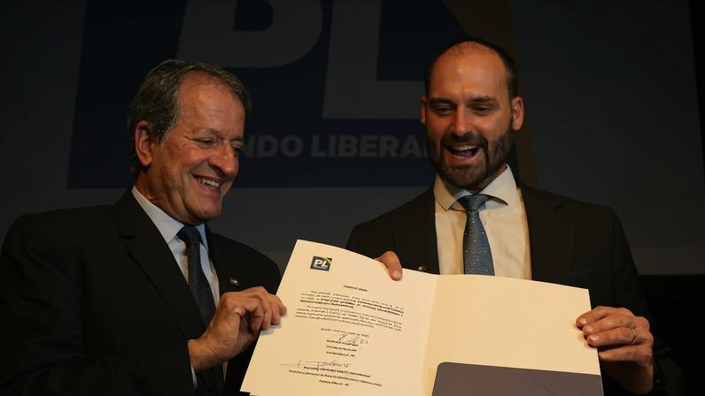 O presidente nacional do PL, Valdemar da Costa, e Eduardo Bolsonaro, deputado que atualmente está nos EUA (Foto: Beto Barata/ PL Nacional)