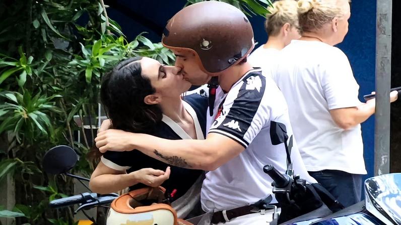 Valentina Herszage e namorado trocam beijos — Foto: Thiago Martins / Agnews