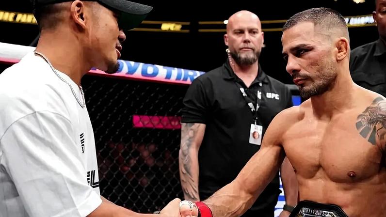 Joshua Van (esq) cumprimenta Pantoja (dir) no UFC (Foto: Reprodução/Instagram/Joshua Van)