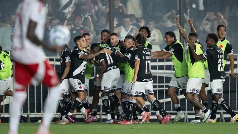 Time do Vasco comemora gol diante do Inter em São Januário (Foto: Jorge Rodrigues/AGIF / Gazeta Press)