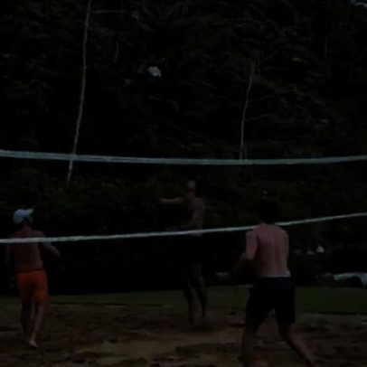 Verstappen participa de treino de vôlei de praia no Brasil