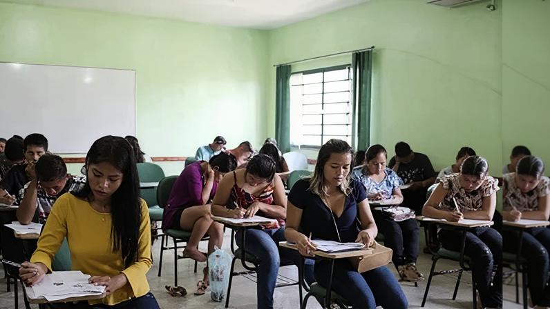 Candidatos indígenas fazem prova em Santarém, Pará, em 2024