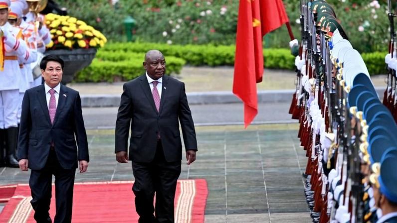 Vietnamese President Luong Cuong and South African President Cyril Ramaphosa in Hanoi