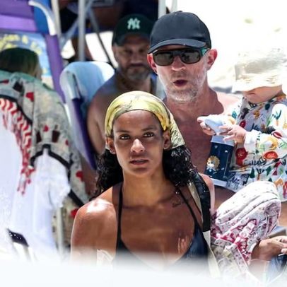 Vincent Cassel curte praia com Narah Batista, modelo brasileira
