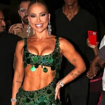 Virginia Fonseca faz ensaio de rua com a Grande Rio durante alergia