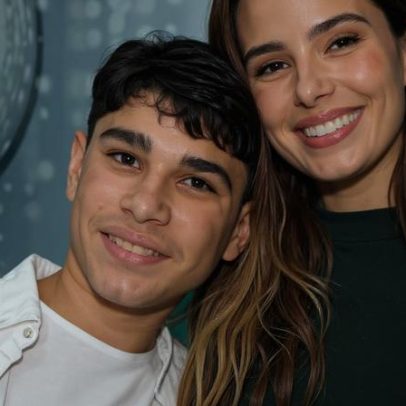 Wanessa Camargo e Isis Valverde homenageiam João Francisco Buaiz em formatura