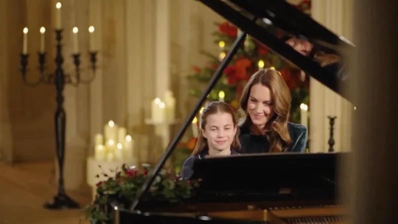 Kate Middleton e Charlotte tocam surpresa em dueto de piano no serviço de Natal
