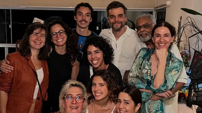 Wagner Moura e Sandra Delgado com Alice Braga, Gilberto Gil, Flora Gil, Bela Gil e Flor Gil — Foto: Reprodução Instagram