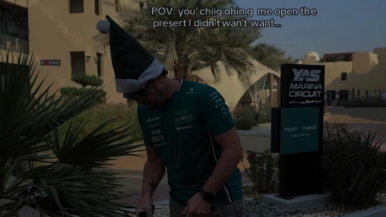1 de 4 Fernando Alonso recebe bengala em amigo secreto da F1 2025 — Foto: Reprodução/redes sociais