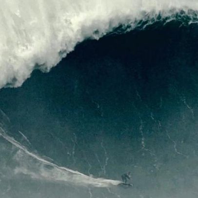 Rodrigo Koxa surfa em Nazaré e pode bater recorde mundial
