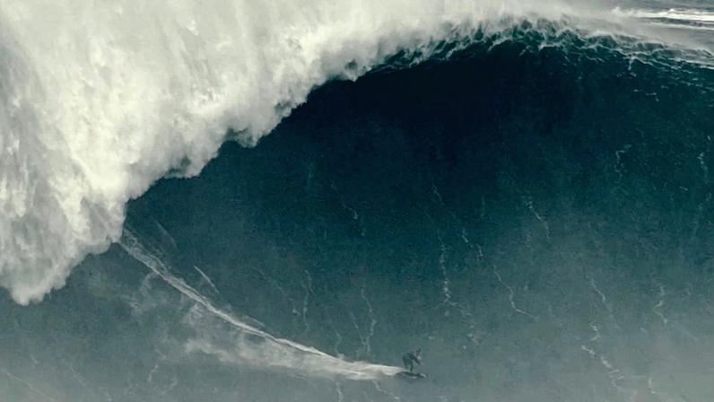 Rodrigo Koxa surfa onda gigante em Nazaré — Foto: Mattias Hammar