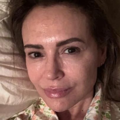 Alyssa Milano compartilha selfie sem maquiagem para celebrar 53º aniversário