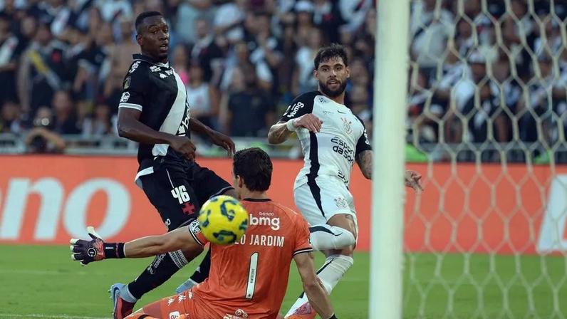 Yuri Alberto chuta para vencer Léo Jardim e abrir o marcador