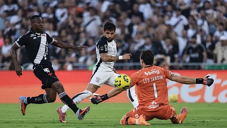 Yuri Alberto dá um toque na bola para tirar Léo Jardim e abrir o placar para o Corinthians contra o Vasco
