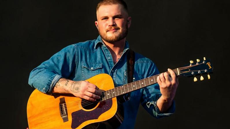 Zach Bryan se casa com a namorada Samantha Leonard em cerimônia privada