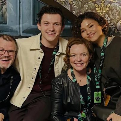 Zendaya posa com Tom Holland e os pais dele em foto de família