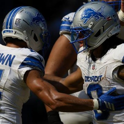 Jahmyr Gibbs iguala Barry Sanders em TDs antes dos 24 anos, diz treinador
