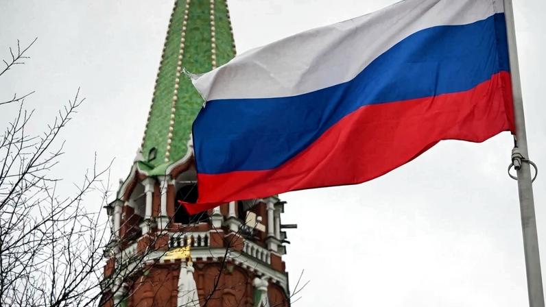Bandeira russa tremula no Kremlin.