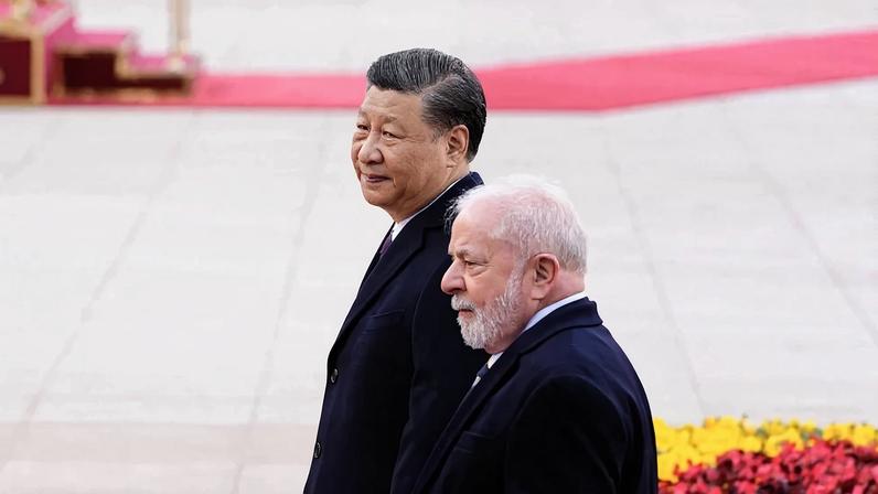 O presidente Luiz Inácio Lula da Silva (PT) ao lado do presidente chinês Xi Jinping. Foto: Ken Ishii/POOL/AFP