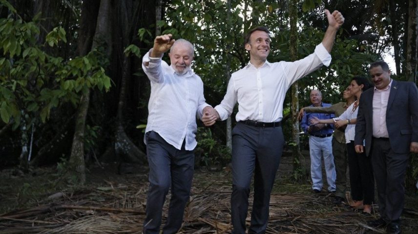 Os presidentes Lula e Emmanuel Macron na ilha de Combu, no Pará, em 26 de março de 2024. Foto: Ludovic Marin/AFP