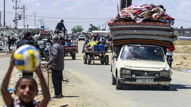 Palestinos tentam sair de Rafah antes de um iminente grande ataque de Israel na cidade.
