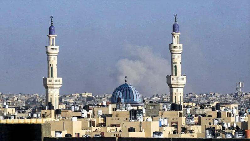 Coluna de fumaça sobe após o bombardeio israelense em Rafah, no sul da Faixa de Gaza. O Hamas disparou 'série de foguetes' em direção a Tel Aviv como resposta ao ataque.