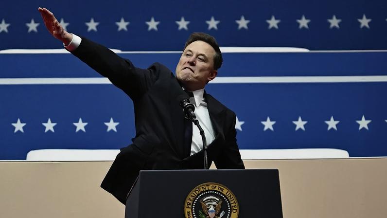 Meses antes do Grok elogiar Hitler, nesta quarta-feira 9, Musk - dono da IA - havia feito uma saudação nazista durante um evento de Trump nos EUA. Foto: Angela Weiss/AFP