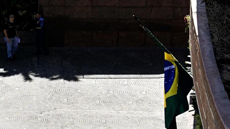 Bandeira brasileira hasteada na sede da embaixada da Argentina, em Caracas. Foto: Juan Barreto/AFP