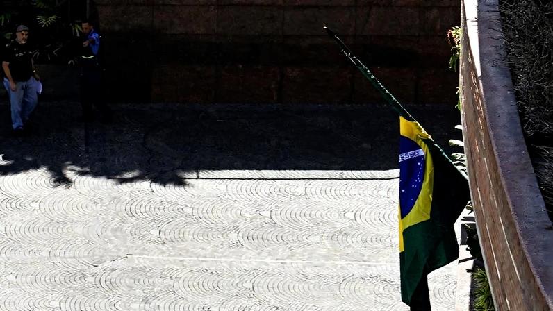 Bandeira brasileira hasteada na sede da embaixada da Argentina, em Caracas. Foto: Juan Barreto/AFP