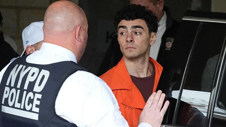 Luigi Nicholas Mangione deixa o tribunal do condado de Blair em Hollidaysburg, Pensilvânia, em 19 de dezembro de 2024. Foto: Gene J. Puskar/POOL/AFP