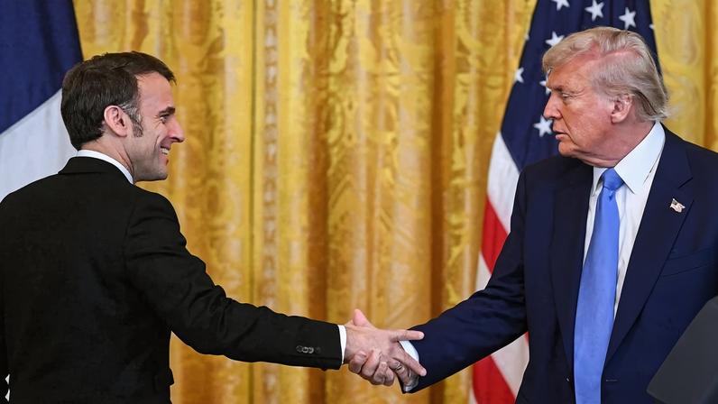 Donald Trump e Emmanuel Macron apertam as mãos no final de uma entrevista coletiva conjunta no Salão Leste da Casa Branca, em Washington, DC, em 24 de fevereiro de 2025. (Foto: ROBERTO SCHMIDT / AFP)