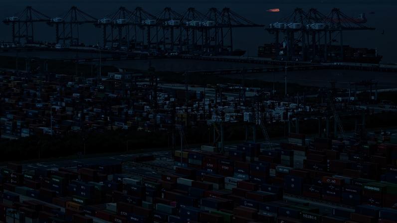 Movimento intenso de produtos no porto de Xangai, na China. Foto: AFP