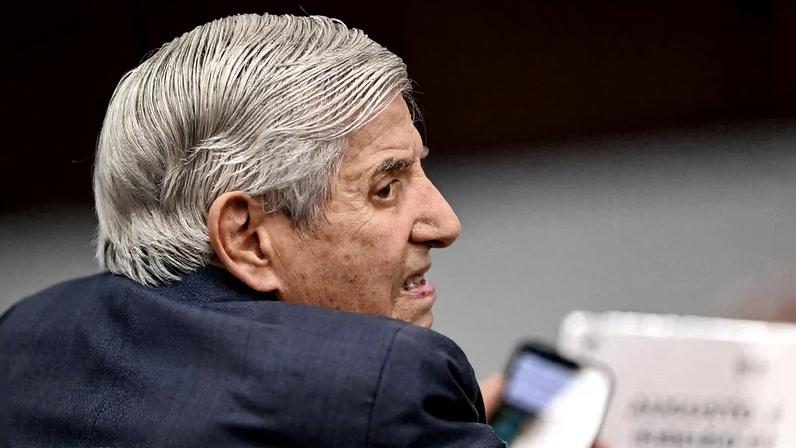 O ex-ministro do Gabinete de Segurança Institucional, condenado a 21 anos de prisão por envolvimento na tentativa de golpe de Estado, cumpre sua pena em regime domiciliar. Seus advogados argumentaram que a presença dos ajudantes seria “indispensável para o saudável andamento da residência e o auxílio de que duas pessoas idosas necessitam para uma vida saudável e plena”.