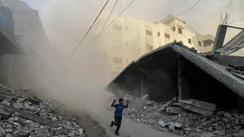 Uma criança palestina tenta fugir dos ataques de Israel em Gaza. Foto de 19 de agosto de 2025.