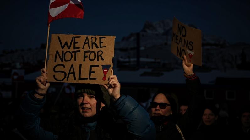 Moradores da Groenlândia protestam contra Trump, que tenta anexar a ilha aos EUA. "Não estamos à venda", diz um manifestante em uma das placas exibidas no ato. Foto: Christian Klindt Soelbeck / Ritzau Scanpix / AFP