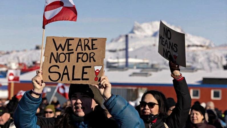 Moradores da Groenlândia protestam contra Trump, que tenta anexar a ilha aos EUA. "Não estamos à venda", diz um manifestante em uma das placas exibidas no ato. Foto: Christian Klindt Soelbeck / Ritzau Scanpix / AFP