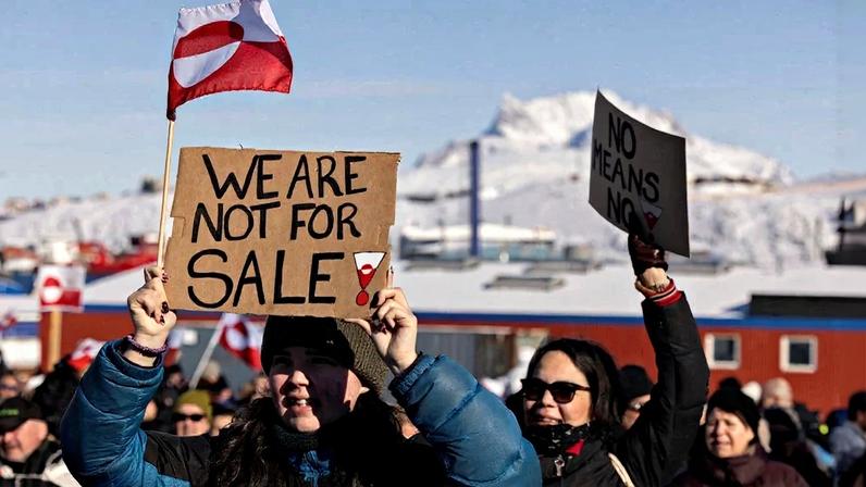Moradores da Groenlândia protestam contra Trump, que tenta anexar a ilha aos EUA. "Não estamos à venda", diz um manifestante em uma das placas exibidas no ato.