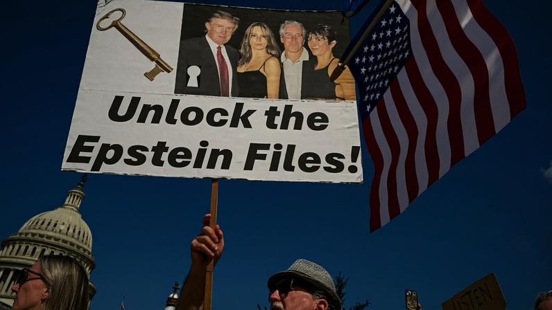 Protestos nos EUA pedem a liberação de todos os documentos do caso Epstein. O fantasma do financista assombra Trump.