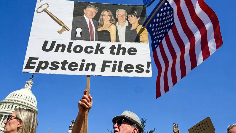 Protestos nos EUA pedem a liberação de todos os documentos do caso Epstein. O fantasma do financista assombra Trump.