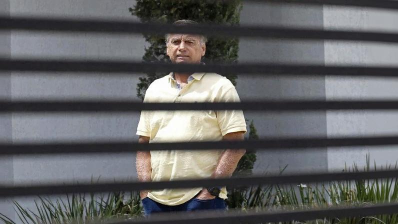 Bolsonaro na residência de luxo onde cumpre prisão domiciliar, em Brasília – Foto: Sergio Lima / AFP