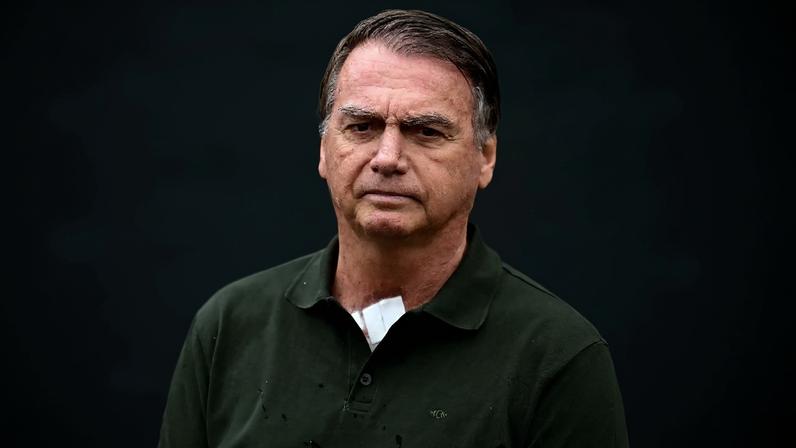 O ex-presidente Jair Bolsonaro (PL) após sair do hospital DF Star, em Brasília. Foto: Pablo Porciuncula/AFP