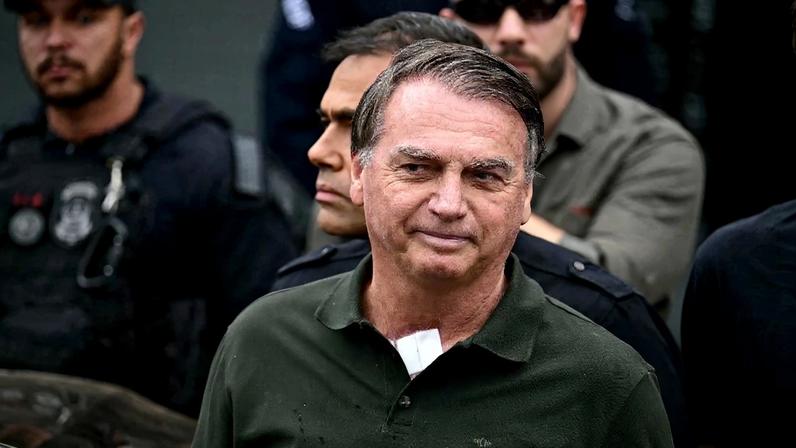 O ex-presidente Jair Bolsonaro (PL) após sair do hospital DF Star, em Brasília. Foto: Pablo Porciuncula/AFP