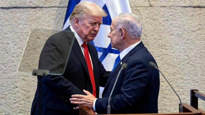 Donald Trump abraça Benjamin Netanyahu no Parlamento de Israel. Foto: Evelyn Hockstein / POOL / AFP