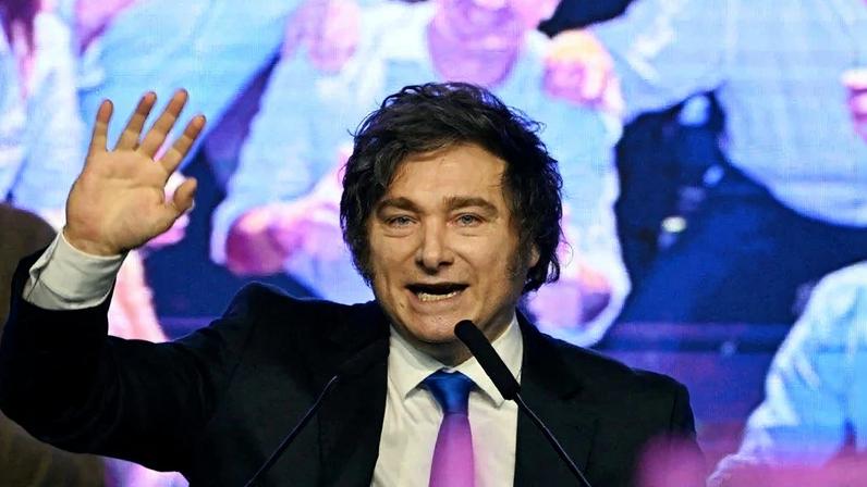 Javier Milei discursa após a vitória do partido A Liberdade Avança nas legislativas da Argentina. Foto: Luis ROBAYO / AFP