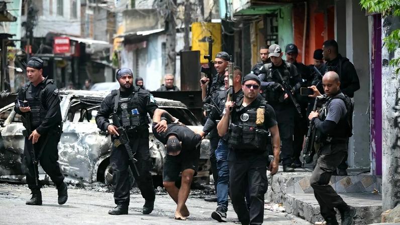 Operação policial no Rio de Janeiro em 28 de outubro de 2025 deixa mais de 100 mortes. Foto: Mauro Pimentel/AFP