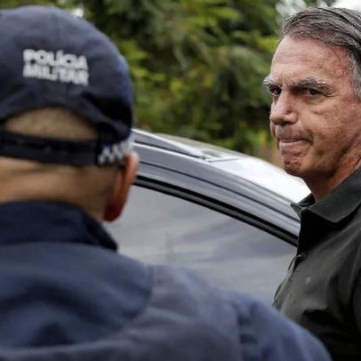 Bolsonaro cai durante crise de soluços e bate a cabeça em móvel