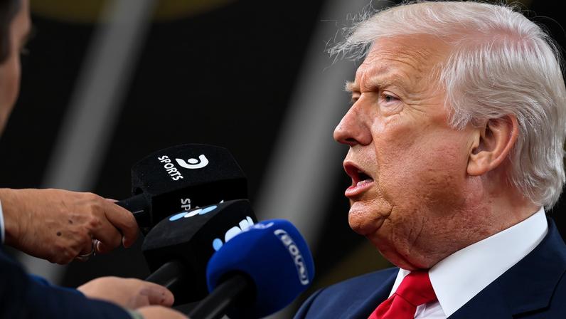 Donald Trump tem ampliado as ações para perseguir jornais e repórteres. Foto: Roberto SCHMIDT / AFP