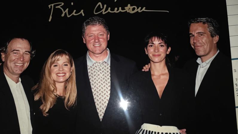 O ex-presidente Clinton aparece em uma foto com Epstein e Ghislaine Maxwell, sua ex-parceira e cúmplice, que cumpre uma pena de 20 anos de prisão por tráfico sexual de menores e outros crimes.
