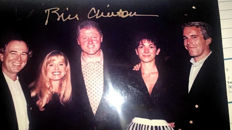 O ex-presidente Clinton aparece em uma foto com Epstein e Ghislaine Maxwell, sua ex-parceira e cúmplice, que cumpre uma pena de 20 anos de prisão por tráfico sexual de menores e outros crimes. Foto: HANDOUT / House Oversight Democrats / AFP